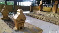 Masih disamping Pangeran Sugih, terdapat makam Pangeran Rangga Gempol Gempol III dan Dalem Adipati Tanoemadja. Para pemgunjung yang akan berziarah bisa mendatangi bangunan ini sebagai tempat juru kunci dalam menjaga makam-makam tersebut.