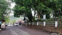 Di komplek pemakaman ini juga terbaring Makam Pahlawan Nasional asal Aceh, yakni Cut Nyak Dien yang berada di belakang Komplek Pemakaman Gunung Puyuh namun masih dalam satu komplek.