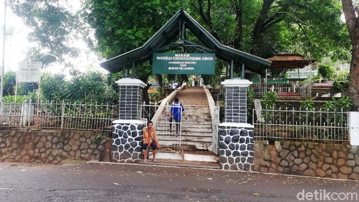 Melihat Pemakaman Leluhur Sumedang di Gunung Puyuh Sejumlah makam terhampar di sebuah bukit di Desa Sukajaya, Sumedang. Komplek Pemakaman Gunung Puyuh ini berisi makam-makam para leluhur Sumedang.