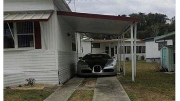 Kontras Ronaldo saat di MU. Mobilnya mewah, rumahnya jelek. Foto: Twitter