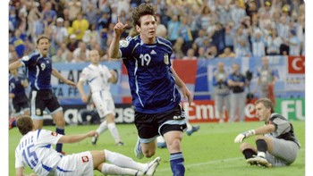 Ada juga netizen yang membandingkan dengan Lionel Messi yang bisa membobol Serbia meski usianya 19 tahun. Foto: Twitter