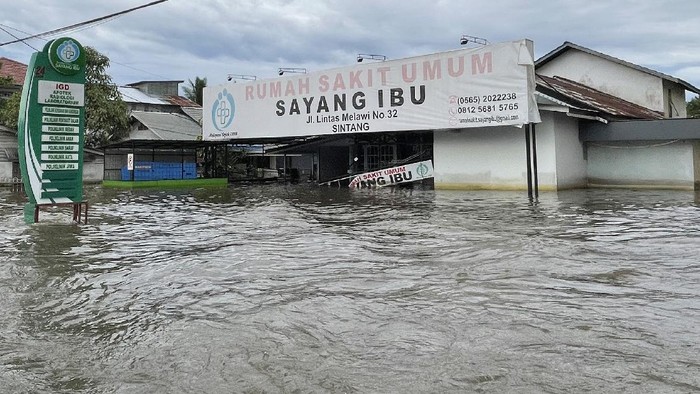 Banjir rendam kawasan Sintang, Kalimantan Barat, sejak beberapa pekan lalu. BPBD Kabupaten Sintang sebut ada 12 kecamatan di kabupaten setempat terdampak banjir