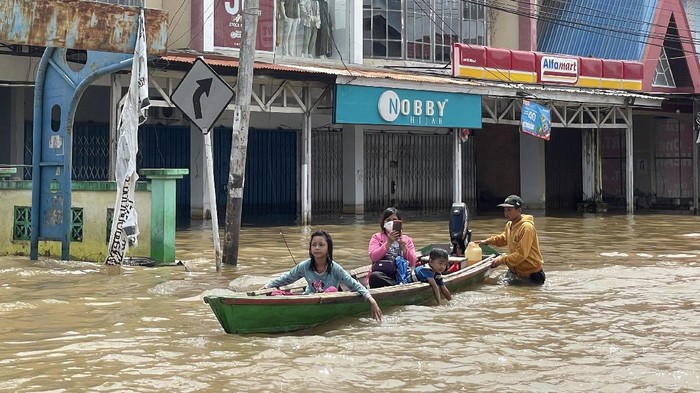 Banjir rendam kawasan Sintang, Kalimantan Barat, sejak beberapa pekan lalu. BPBD Kabupaten Sintang sebut ada 12 kecamatan di kabupaten setempat terdampak banjir