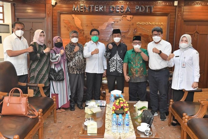 Menteri Desa, Pembangunan Daerah Tertinggal, dan Transmigrasi Abdul Halim Iskandar menerima audiensi Gubernur Sulawesi Tengah, Rusdy Mastura.