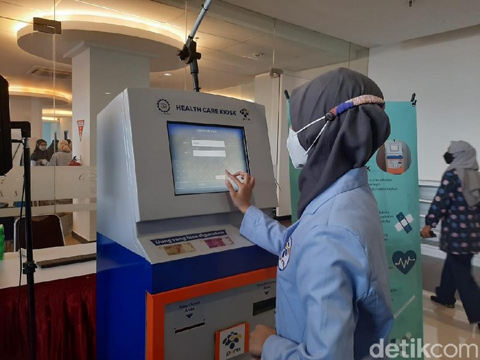 Pemeriksaan kesehatan biasanya dilakukan dengan menggunakan berbagai alat. Namun, mahasiswa Politeknik Elektronika Negeri Surabaya (PENS) mempermudah pemeriksaan dengan satu alat yang menyerupai mesin ATM.