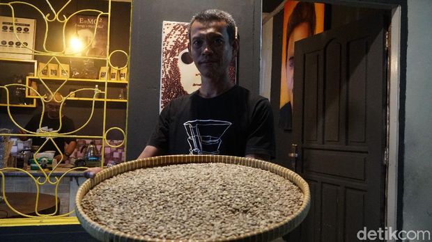 Misnawir pemilik kedai kopi Black Coffee di Timika