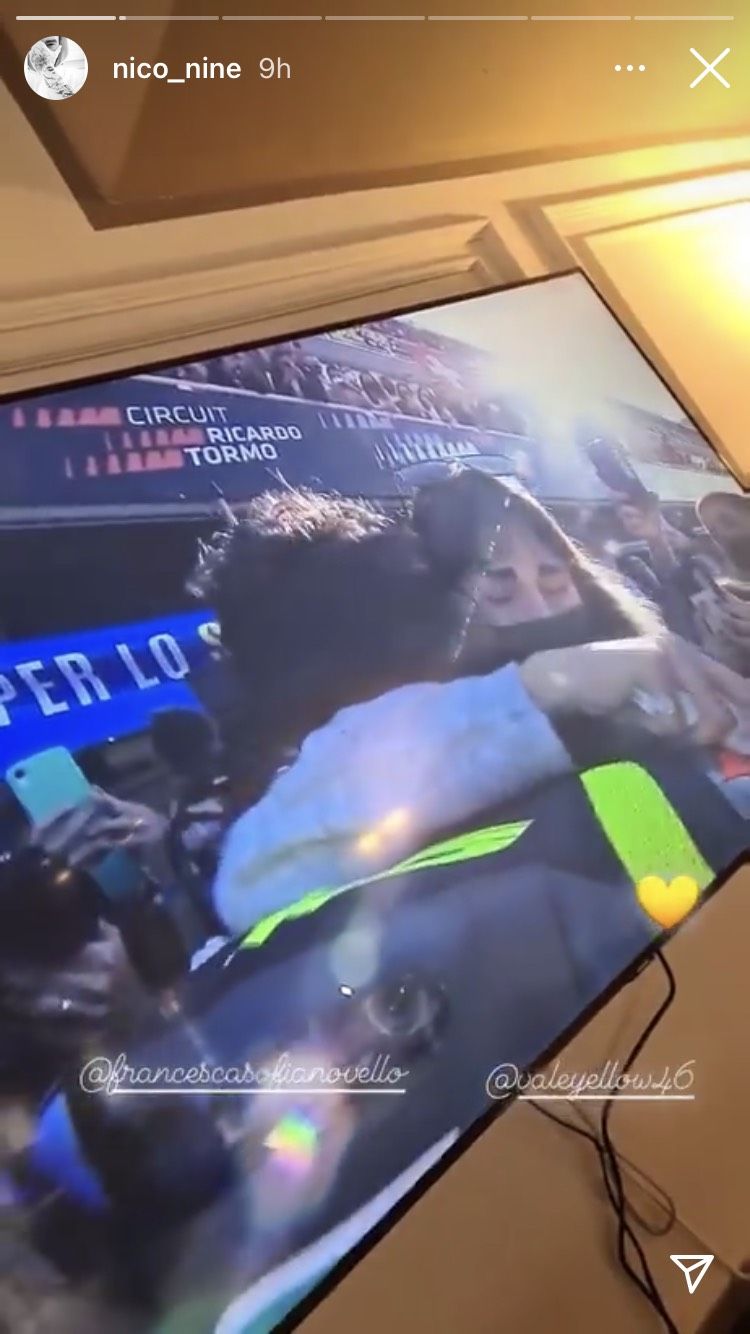 Kekasih Valentino Rossi tak kuasa menahan tangis di momen balapan terakhir.