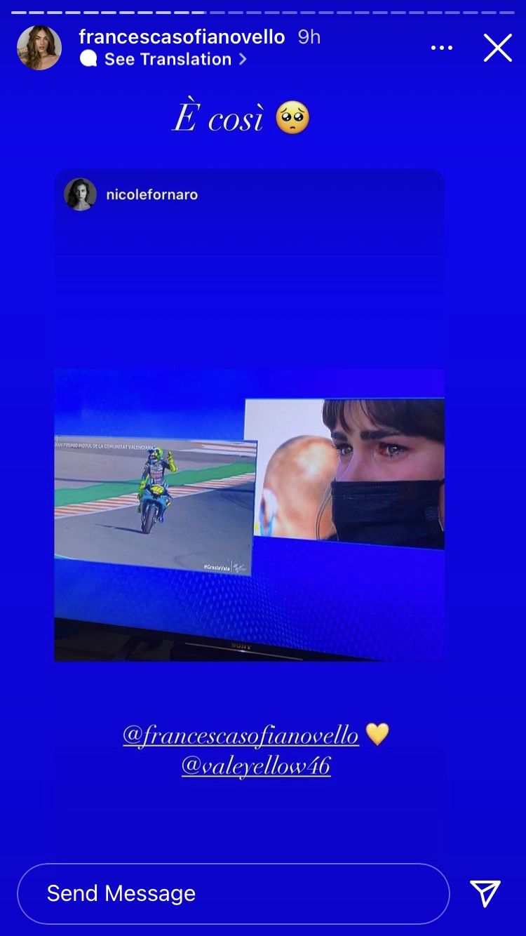 Kekasih Valentino Rossi tak kuasa menahan tangis di momen balapan terakhir.