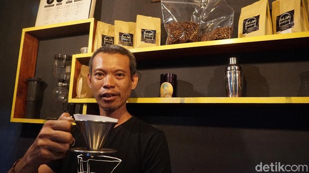 Musawir, pemiliki kedai kopi Black Coffee di Timika