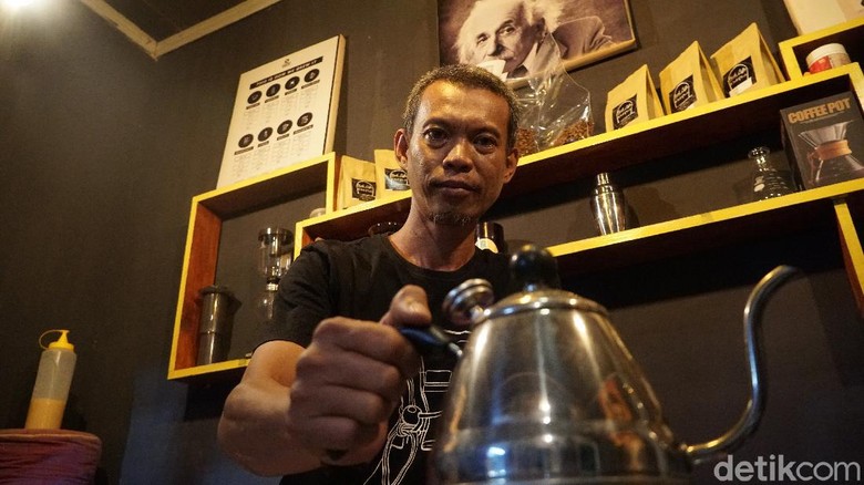 Musawir, pemiliki kedai kopi Black Coffee di Timika