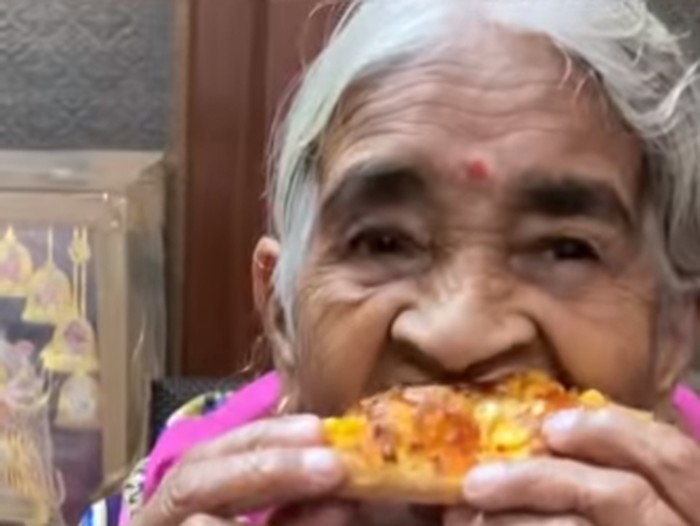 Nenek Makan Pizza Reaksi Nenek Makan Pizza Pertama Kali