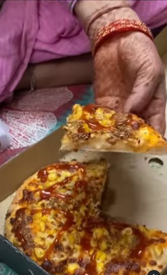 Reaksi Nenek Makan Pizza Pertama Kali