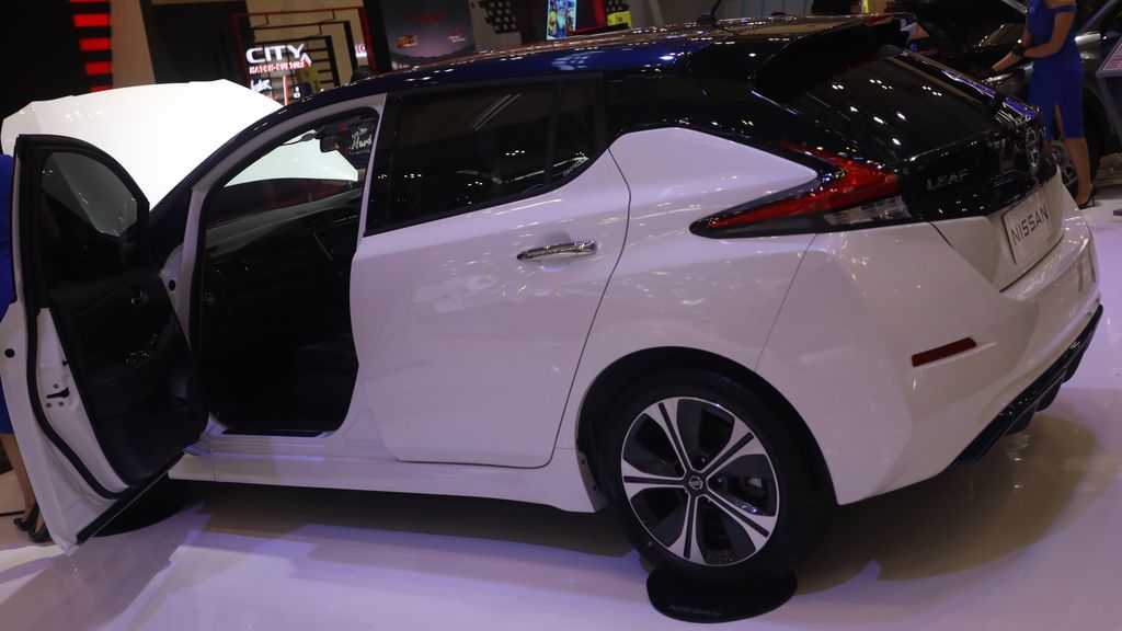 Nissan membawa mobil listriknya dalam ajang GIIAS yaitu Leaf. Nissan Leaf hadir sebagai mobil listrik dengan harga yang saat ini paling terjangkau di Indonesia. Mobil asal Jepang ini, harus melawan dominasi pabrikan Korea Selatan yang sudah lebih dulu main di pasar mobil listrik terjangkau Indonesia. Di atas kertas, spesifikasi Nissan Leaf tergolong mirip dengan Hyundai Kona maupun Hyundai Ioniq. Nissan Leaf dibekali baterai lithium-ion 40 kWh yang memungkinkan dapat menempuh jarak sejauh 311 km dalam sekali pengisian daya (charging) berdasarkan hasil test New European Driving Cycle (NEDC).Nissan mengklaim sudah menguji kualitas dan ketahanan yang paling ketat, termasuk uji banjir dan uji petir. Motor listrik yang diusung All-New Nissan Leaf menyuguhkan limpahan tenaga maksimum hingga 110 kW atau setara dengan 150 PS di 3.283 - 9.795 rpm dan torsi maksimum 320 Nm di 0 - 3.283 rpm. Hal ini membuatnya dapat berakselerasi 0 - 100 km/jam dalam 7,9 detik dengan kecepatan maksimal 155 km/jam. Oiya, Nissan Leaf juga dijejali 4 pilihan mode berkendara, yakni D-Mode, B-Mode, ECO-Mode, dan B+ECO-Mode. Khusus pasar Indonesia, Nissan Leaf dijual dengan pilihan one tone dan dual tone yang hadir dalam 11 warna dengan harga Nissan Leaf One Tone Rp 649 juta dan Nissan Leaf Dual Tone Rp 651 juta. (CNBC Indonesia/Andrean Kristianto)