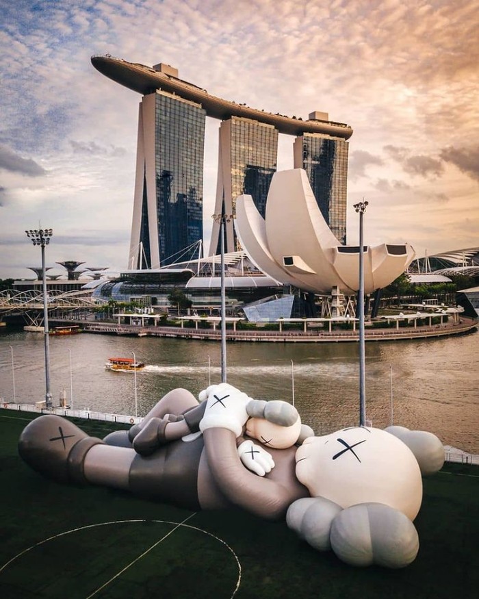 Patung Kaws Ada di Singapura Patung Kaws Ada di Singapura
