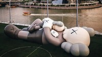 Patung raksasa sepanjang 42 meter bernama Companion yang menjadi ciri khas dari seniman Kaws tengah mampir ke Singapura. Foto: Courtesy of KAWS dan AllRightsReserved