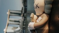 Patung tiup raksasa itu tengah berbaring di pinggir The Float, Marina Bay Sands, Singapura.  Foto: Courtesy of KAWS dan AllRightsReserved