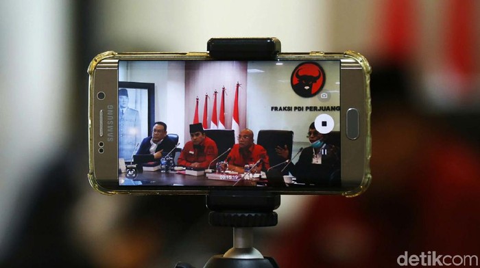 Fraksi PDI Perjuangan menyoroti kebakaran kilang minyak Pertamina di Cilacap, Jawa Tengah. PDIP minta Pertamina lakukan investigasi kebakaran tersebut.