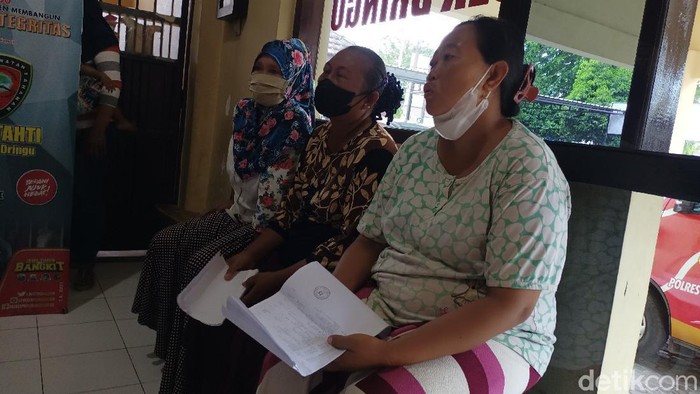 Puluhan warga Probolinggo melaporkan dugaan pemotongan dana bansos Program Keluarga Harapan (PKH). Kini, penerima bansos diperiksa di Mapolsek Dringu.
