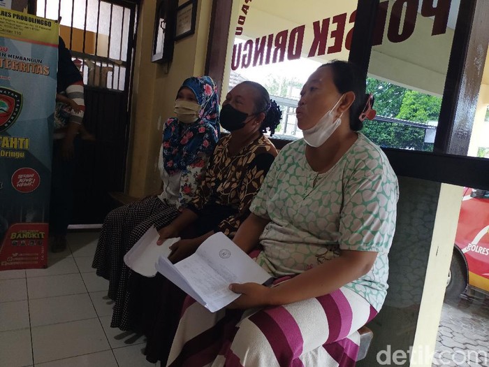 Puluhan warga Probolinggo melaporkan dugaan pemotongan dana bansos Program Keluarga Harapan (PKH). Kini, penerima bansos diperiksa di Mapolsek Dringu.