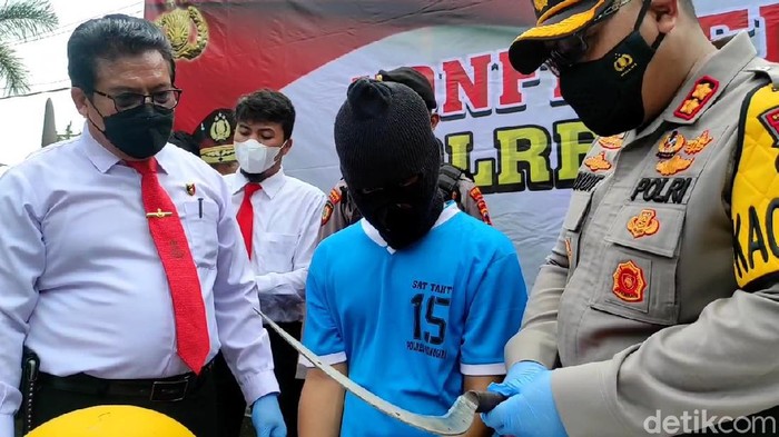 Pemuda yang ditangkap Polres Wonogiri gegara bikin konten video bawa celurit, Senin (15/11/2021).