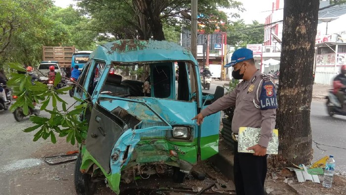 Penampakan angkot ringsek usai ditabrak truk di Tangerang
