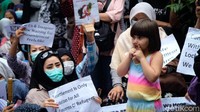 We want justice. We want resettlement. We want process, seru massa aksi bergantian. 