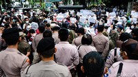 Kawat berduri tampak dipasang polisi di sekitar lokasi. 