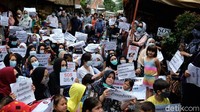 Sejumlah massa WN Afghanistan pencari suaka menggelar aksi di depan kantor UNHCR, Jl Kebon Sirih, Jakarta Pusat, Senin (15/11/2021).