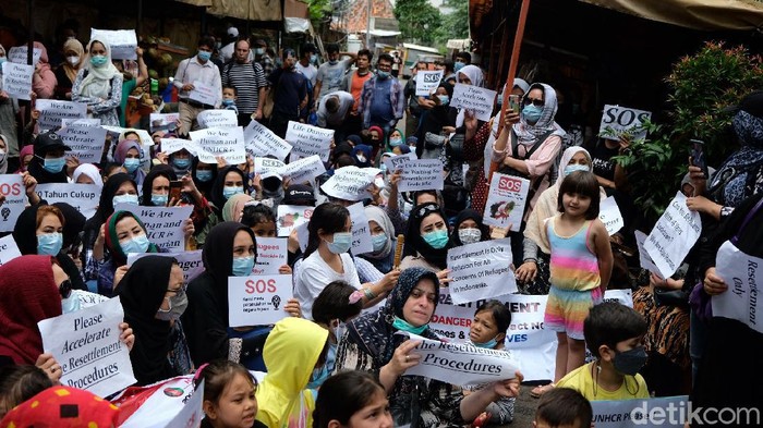 Pengungsi Afghanistan Kembali Geruduk Kantor UNHCR Jakpus Sejumlah warga negara Afghanistan pencari suaka kembali menggelar aksi di depan kantor UNHCR Jakarta. Mereka menuntut kejelasan perpindahan ke negara ketiga.