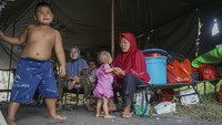 Sejumlah anak bermain di tenda pengungsi banjir di Desa Sungai Ana, Kecamatan Sintang, Kabupaten Sintang, Kalimantan Barat.