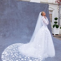 Paris Hilton menikah dengan Carter Reum pada Kamis (11/11/2021) di Santa Monica, Los Angeles. Foto: Instagram/@parishilton @oscardelarenta