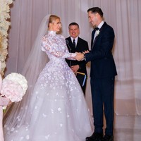 Pernikahan bak negeri dongeng menjadi impian Paris Hilton sejak kecil. Bersama Carter Reum, ia berhasil mewujudkan mimpinya itu di usia 40 tahun. Foto: Instagram/@parishilton @oscardelarenta