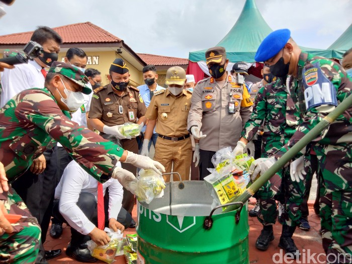 Polres Asahan memusnahkan barang bukti 62 kg sabu yang diselundupkan dari Malaysia hasil pengungkapan kasus sejak 2 bulan terakhir. (Perdana R/detikcom)