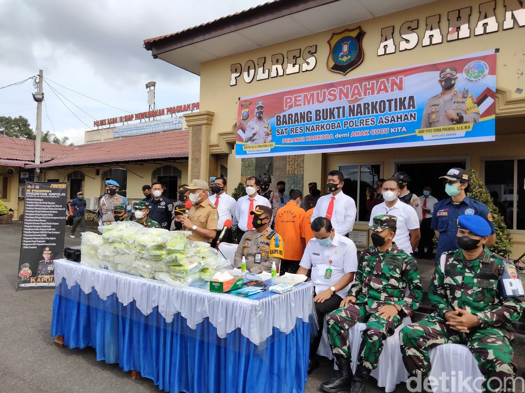 Polres Asahan memusnahkan barang bukti 62 kg sabu yang diselundupkan dari Malaysia hasil pengungkapan kasus sejak 2 bulan terakhir. (Perdana R/detikcom)