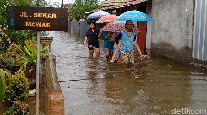Banjir rob rendam permukiman warga di Kota Pekalongan, Jawa Tengah, Senin (15/11). Begini kondisinya.