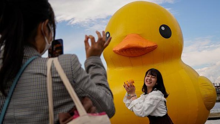 Potret Bebek Karet Raksasa yang Bikin Warga Osaka Salah Fokus Kehadiran bebek karet berukuran raksasa di kawasan Osaka, Jepang, menarik perhatian warga. Tak sedikit warga yang antusias berfoto bersama bebek karet itu.