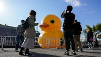 Kehadiran bebek karet raksasa ini pun sukses bikin warga salah fokus. Sejumlah warga mengabadikan kemunculan bebek karet itu dengan kamera ponsel mereka. 