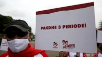Dalam Aksi Damai Persatuan Indonesia dengan tajuk bernama SOBER kependekan dari SobatJokpro 2024 Beraksi ini sejumlah relawan tampak membawa beragam poster. Salah satu poster yang dibawa relawan tersebut bertuliskan Pakdhe 3 Periode.