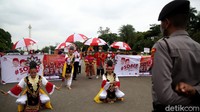 Tampak petugas kepolisian berjaga selama aksi tersebut berlangsung.