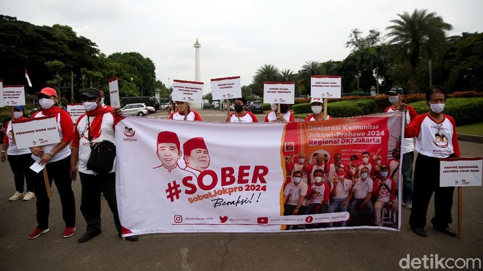 Relawan Jokowi-Prabowo (Jokpro) 2024 gelar aksi di kawasan Patung Kuda, Jakarta. Selain berorasi, aksi itu juga tampilkan pertunjukan seni berupa tarian daerah.