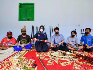 Anak Muda Banyuwangi Ini Cuan Puluhan Juta dari Bikin Replika Samurai