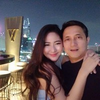 Cica Andjani diketahui beprofesi sebagai pramugari dan merupakan wanita kelahiran tahun 1997. Sementara Ricky Subagja kini berusia 51 tahun.  Foto: Instagram @cica_andjani