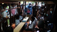 Dalam kesempatan itu Sandi memberikan perlengkapan salat kepada empat santri yang berhasil sambung ayat.