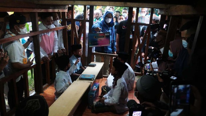Menteri Pariwisata dan Ekonomi Kreatif Sandiaga Uno mengunjungi Desa Wisata Religi Bubohu, Gorontalo. Ia berupaya meningkatkan wisata halal di Indonesia.