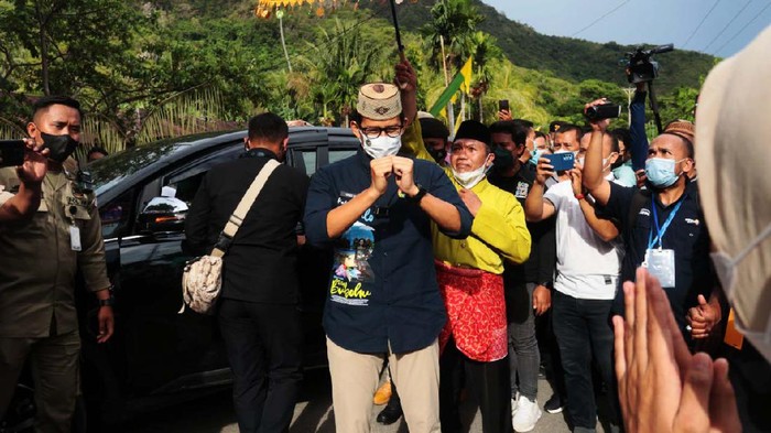 Sandiaga Uno Genjot Wisata Halal di Indonesia Menteri Pariwisata dan Ekonomi Kreatif Sandiaga Uno mengunjungi Desa Wisata Religi Bubohu, Gorontalo. Ia berupaya meningkatkan wisata halal di Indonesia.