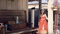 Sarah Azhari juga mengajak pendengar untuk mengikuti irama lagunya sambil menari. Foto: dok YouTube Channel Sarah Azhari