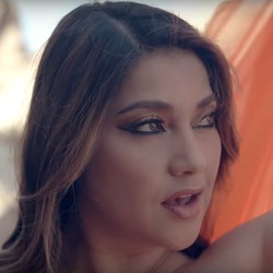 Sarah Azhari Bertemu Suami Hanya 3 Kali Setahun