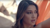 Dance To Survive merupakan lagu Sarah Azhari yang diciptakan oleh Beth Bella, digarap GoatHead Records dan diproduksi oleh Finest Bloom Frank. Foto: dok YouTube Channel Sarah Azhari