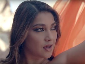 Sarah Azhari Bertemu Suami Hanya 3 Kali Setahun