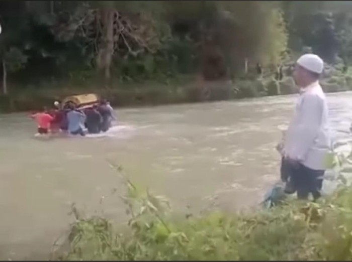 Screenshot warga gotong keranda terjang sungai gegara tak ada jembatan di Aceh (dok. Istimewa)
